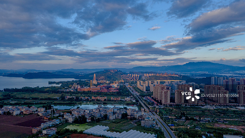 城市与湖泊的交响曲图片素材