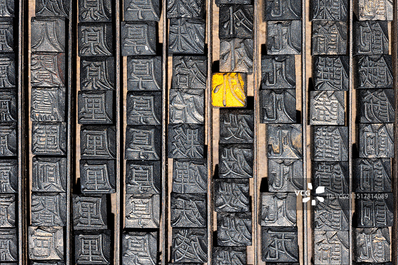 活字印刷术所用的各种材料活字特写图片素材