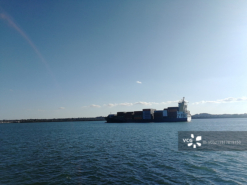 蓝天下的大海和货船图片素材