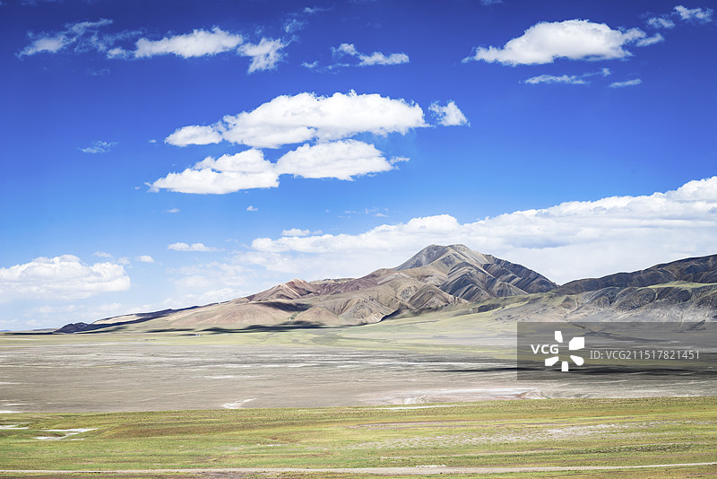 灰色的高山与湛蓝的天空飘着白云2图片素材