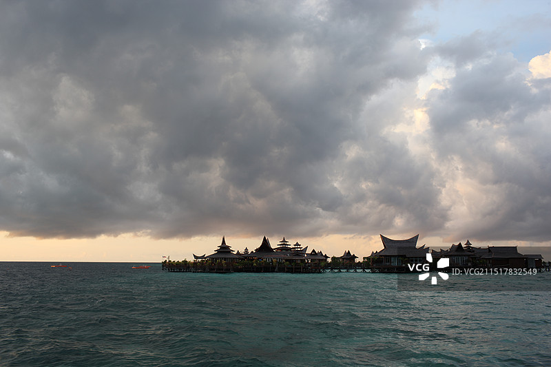 马来西亚仙本那暴雨来临前乌云滚滚，以及海面上典型的水屋度假村图片素材