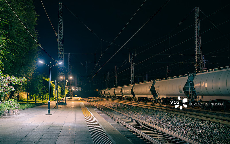 东北林区的夜晚小站图片素材