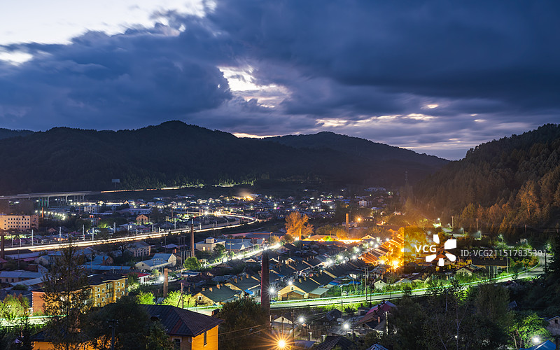 夜晚的东北林区的小镇图片素材