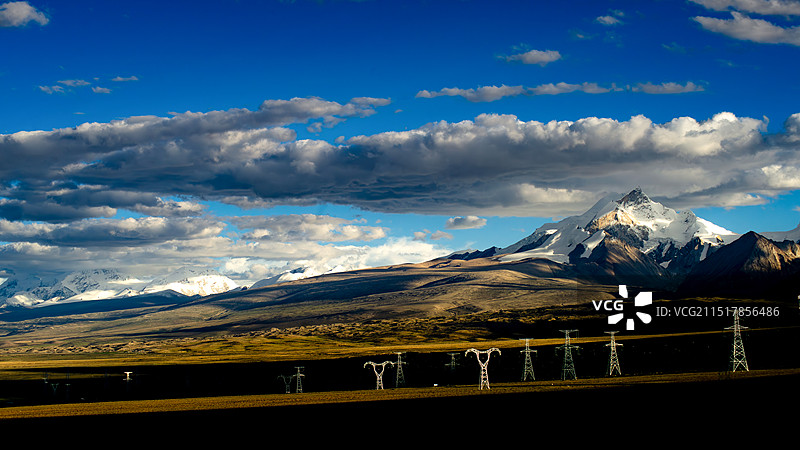 希夏邦马峰与岗彭庆峰图片素材