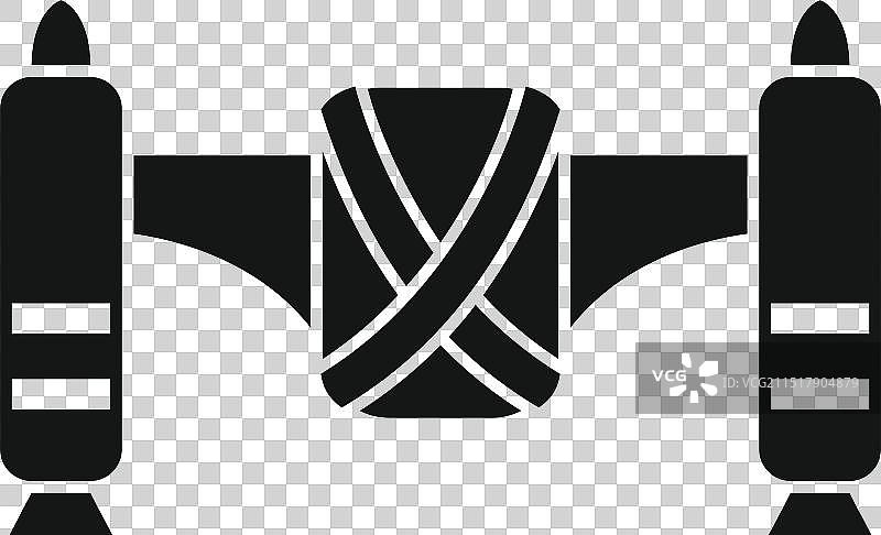 航天飞机从航天港发射升空，伴有烟雾图片素材