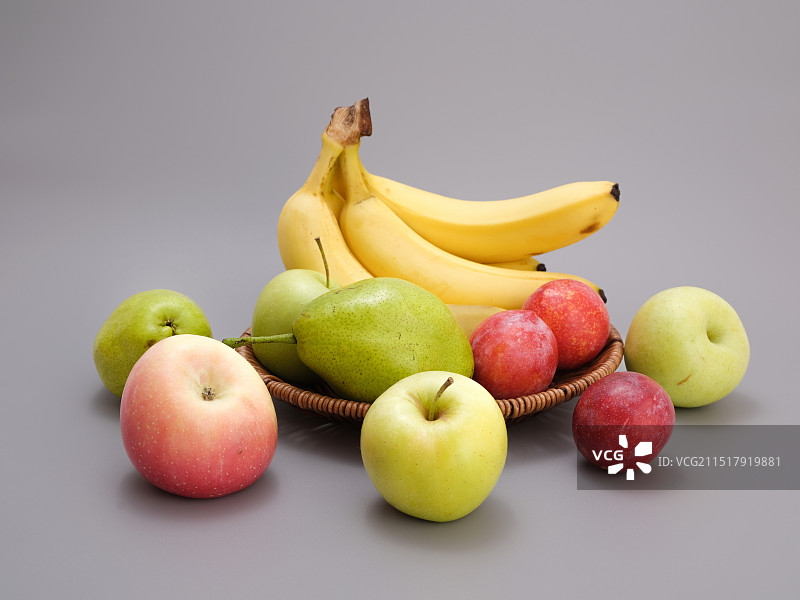 灰色背景下盘子里的水果特写镜头图片素材