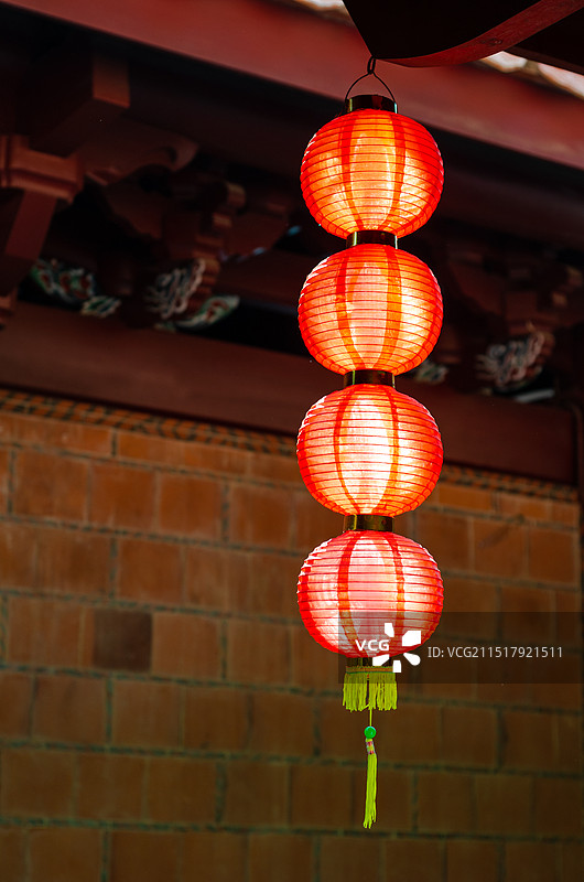 阳光照亮了红灯笼图片素材