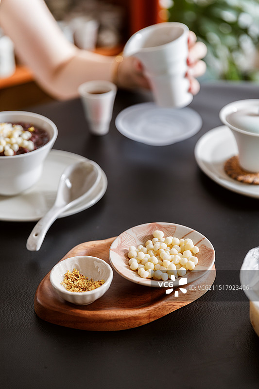 桂花芡实酒酿红豆沙糖水甜汤图片素材