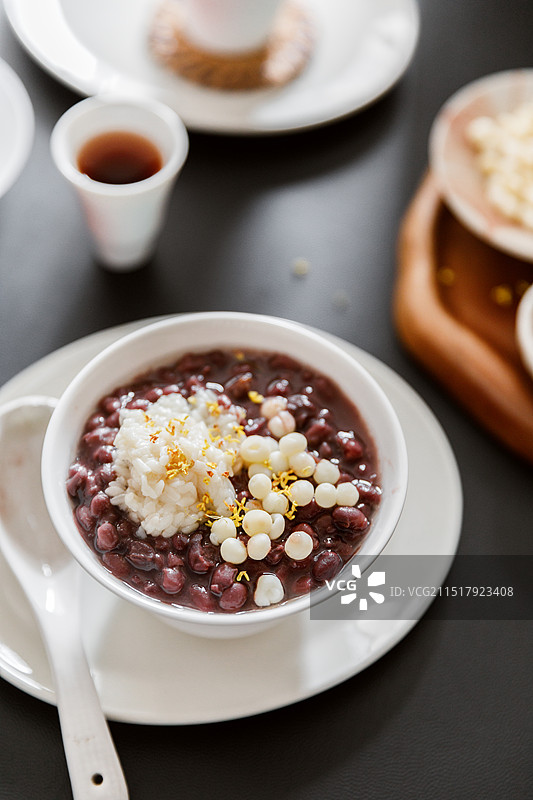 桂花芡实酒酿红豆沙糖水甜汤图片素材