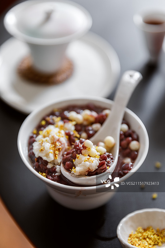 桂花芡实酒酿红豆沙糖水甜汤图片素材
