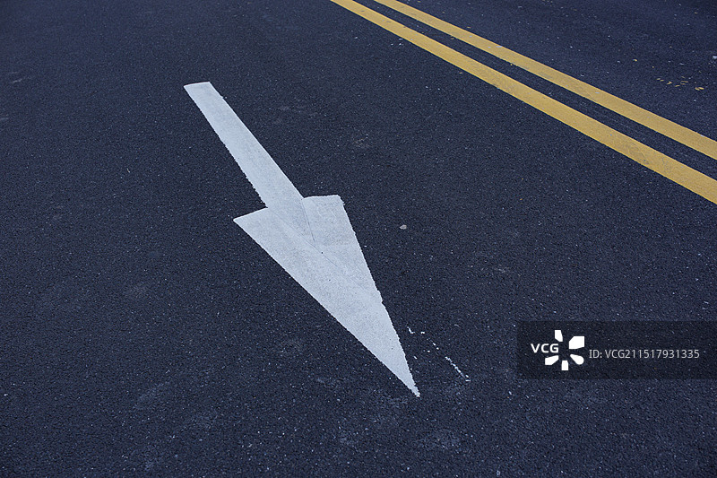 城市沥青道路交通方向路标符号特写图片素材