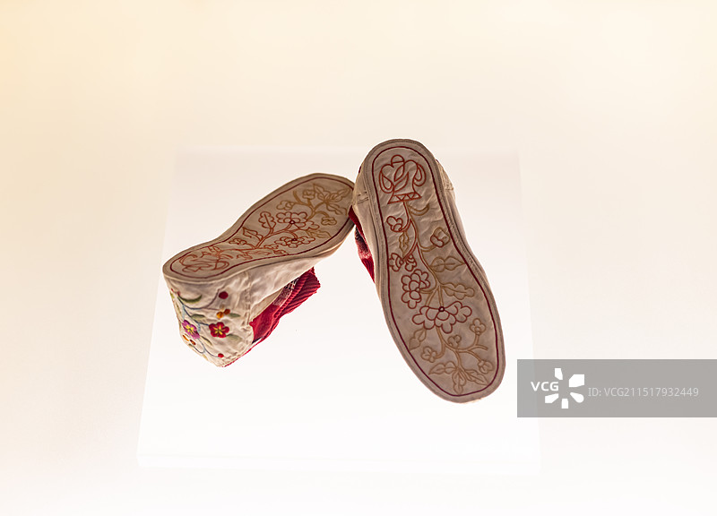 东乡族绣花软底鞋 20世纪下半叶 甘肃临夏 上海博物馆图片素材