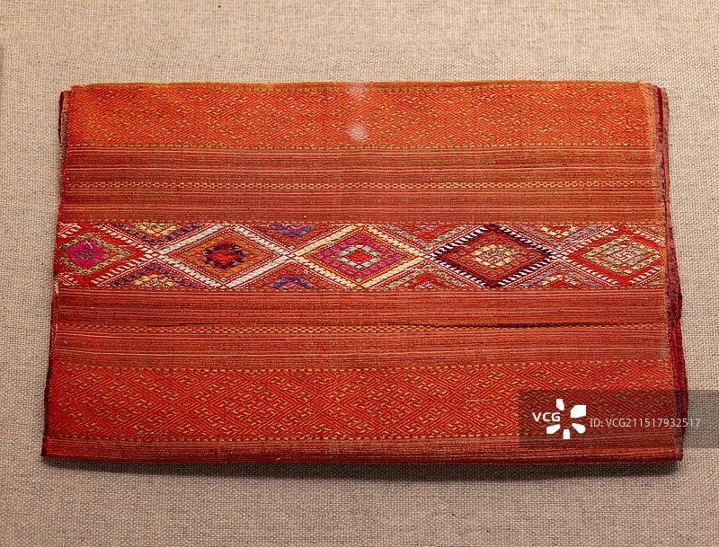 傣族织锦红地金线万宇纹披肩料 20世纪下半叶 云南潞西 上海博物馆图片素材