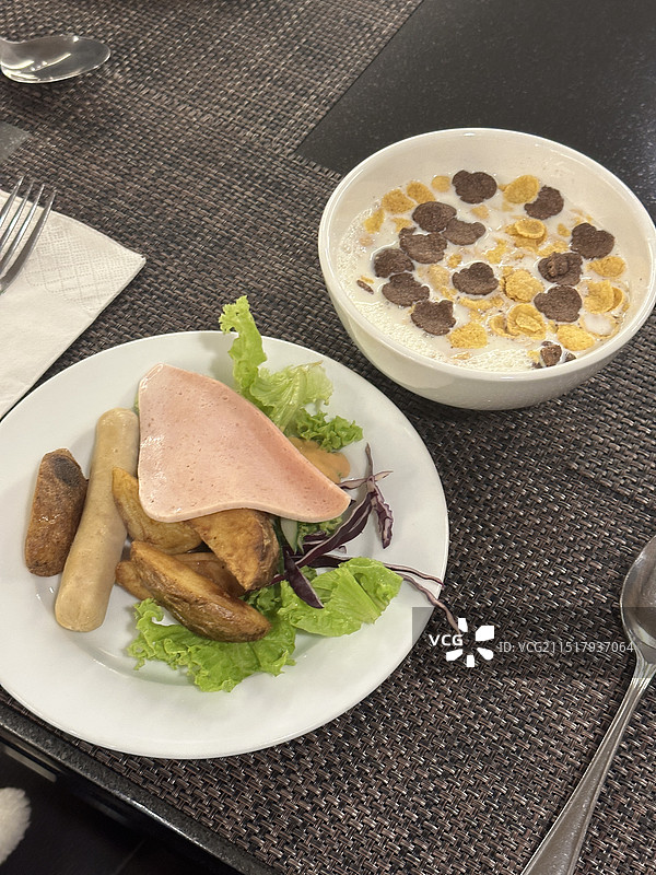 餐桌上食物的高角度视图图片素材