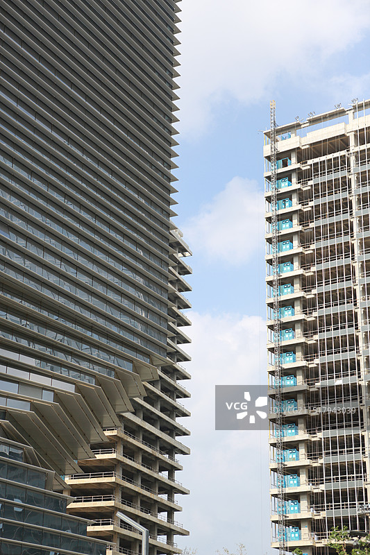建好的和未建成的高楼大厦的对比图片素材