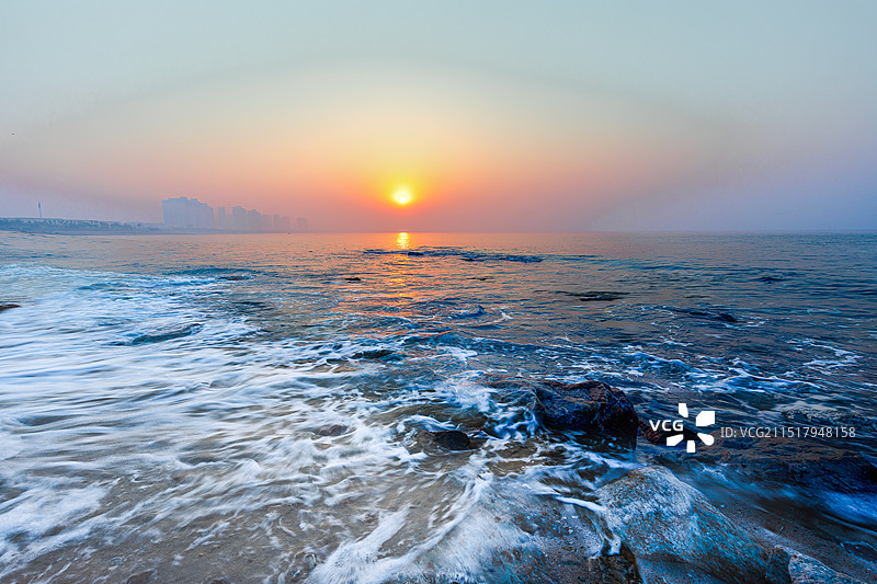 威海乳山银滩月亮湾礁石浪花图片素材