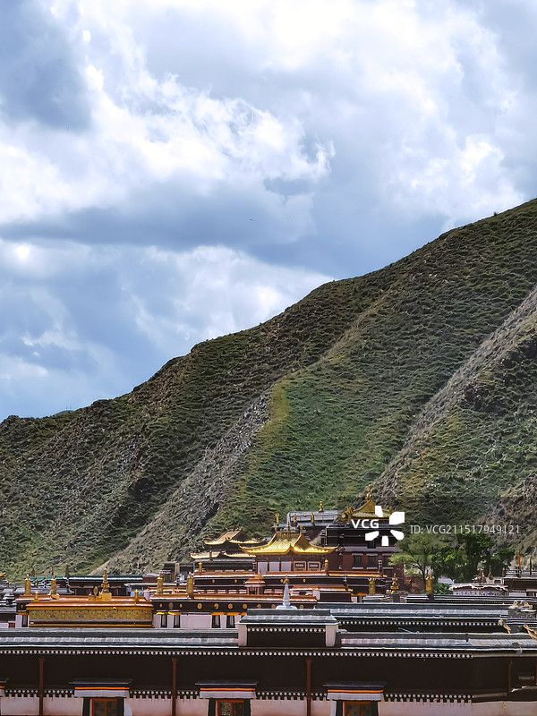 依山而立的拉卜楞寺的建筑群  高角度侧机位视图图片素材