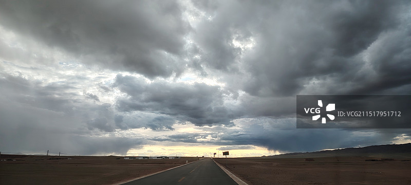 西藏改则：山雨欲来的云层图片素材