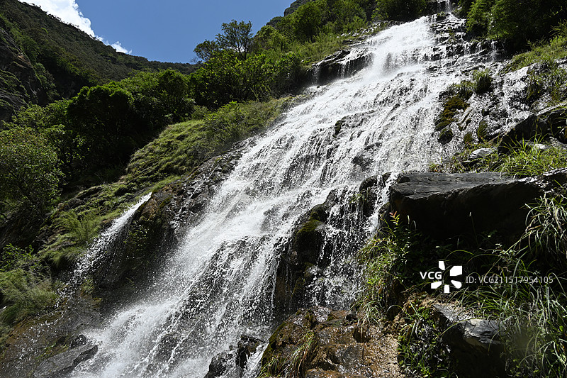 云南虎跳峡龙洞瀑布图片素材
