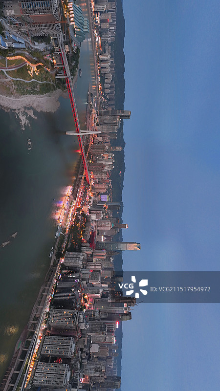 蓝调下的嘉陵江洪崖洞图片素材