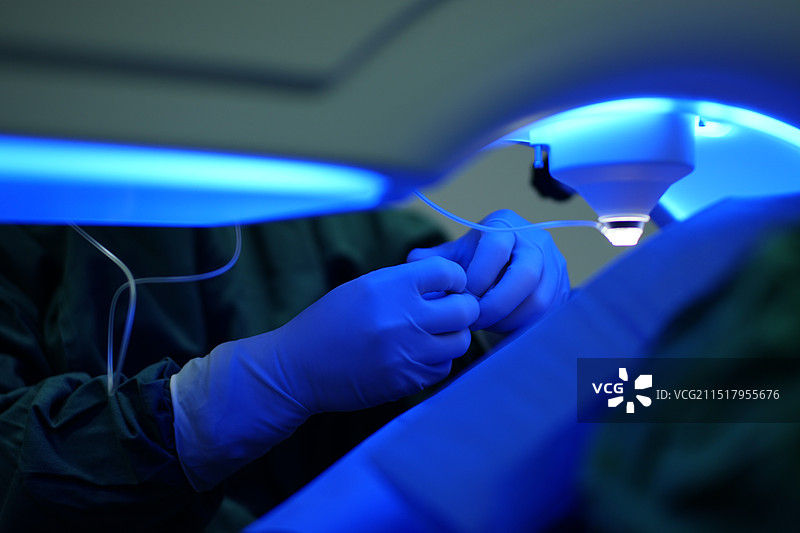 手术室中正在进行屈光手术的医生双手特写图片素材