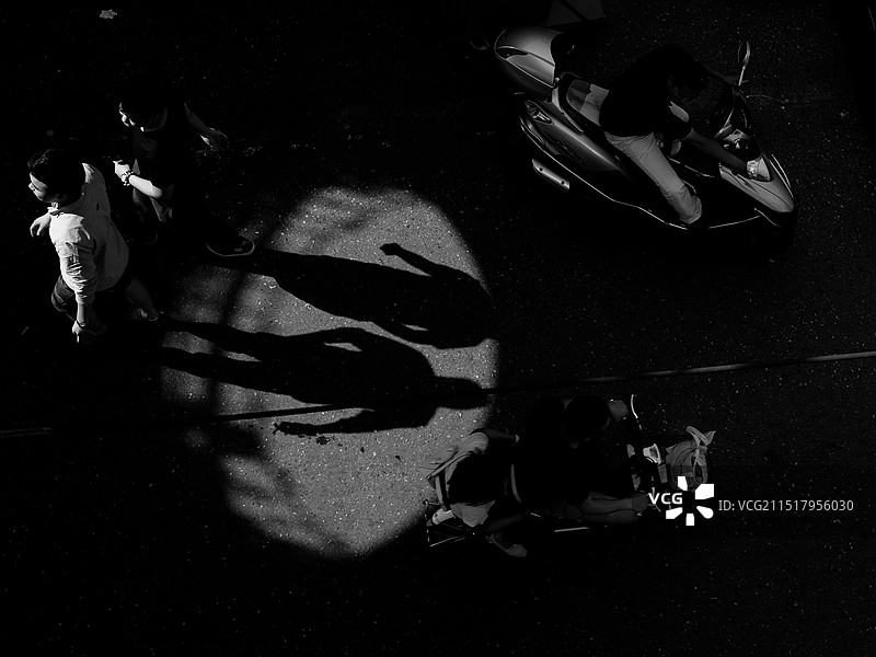 夜间道路上的人的高角度视角图片素材