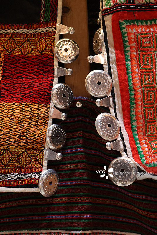 海南海口国兴中学少数民族服饰黎族黎锦图片素材