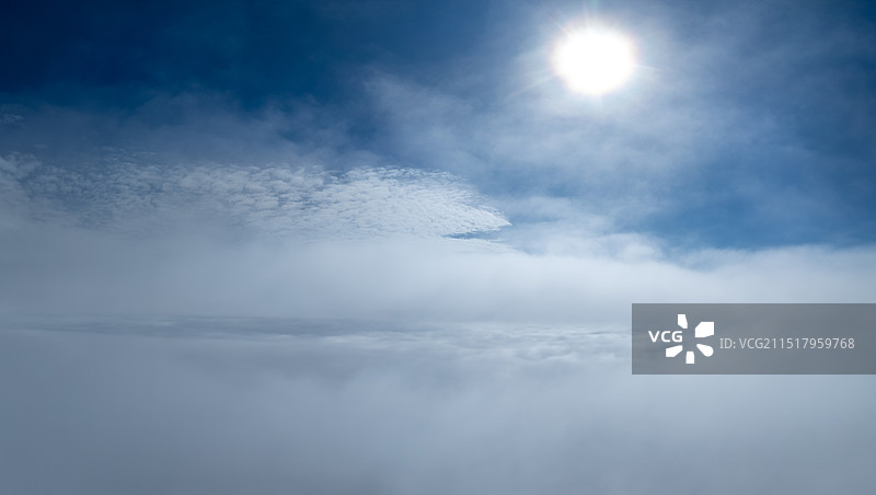 高视角千米高空天空云层云景与太阳光束光斑图片素材