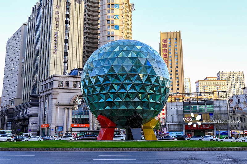 大连友好广场水晶球城市地标图片素材