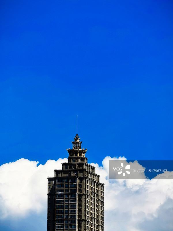 蓝天白云下的城市高楼屋顶图片素材