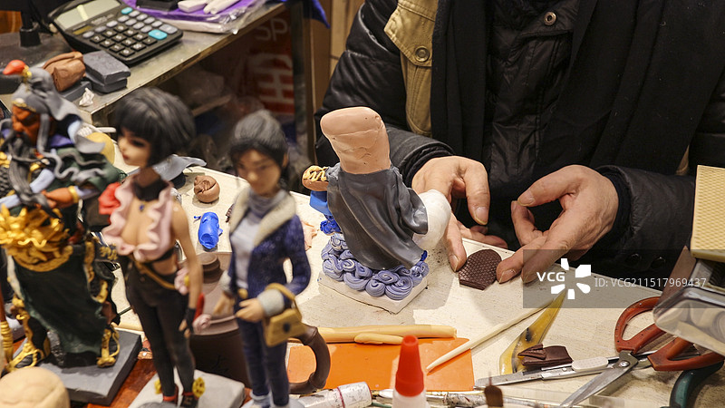 民间手工艺非遗匠人制作软陶人偶图片素材