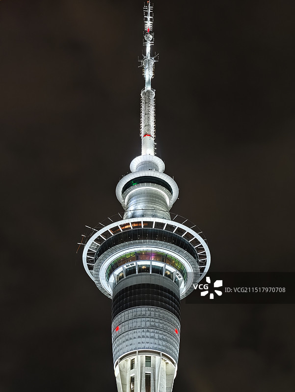 黑夜里的天空塔图片素材