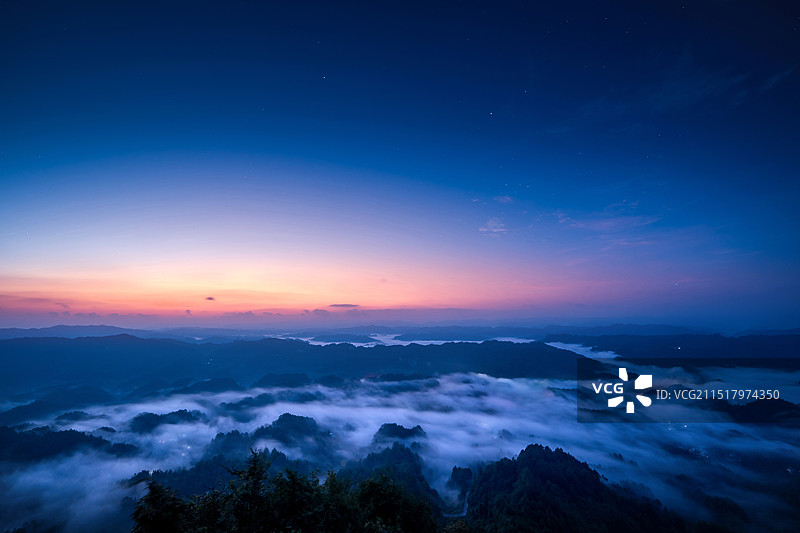 黎明时分的星空云海图片素材