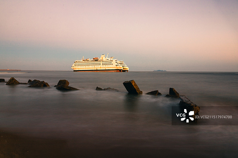 荣成海边的邮轮，搁浅的塞班之星号游轮，威海，山东图片素材