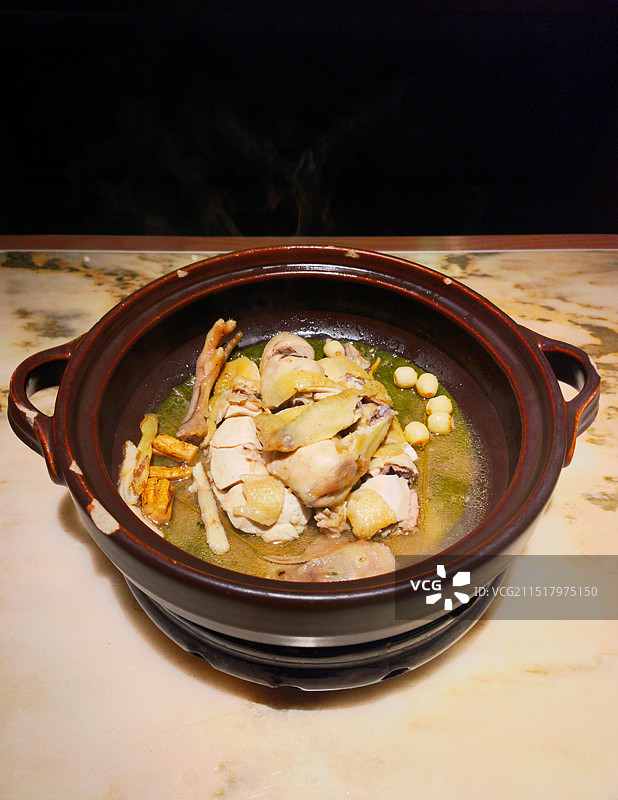 砂锅里的荷叶鸡图片素材