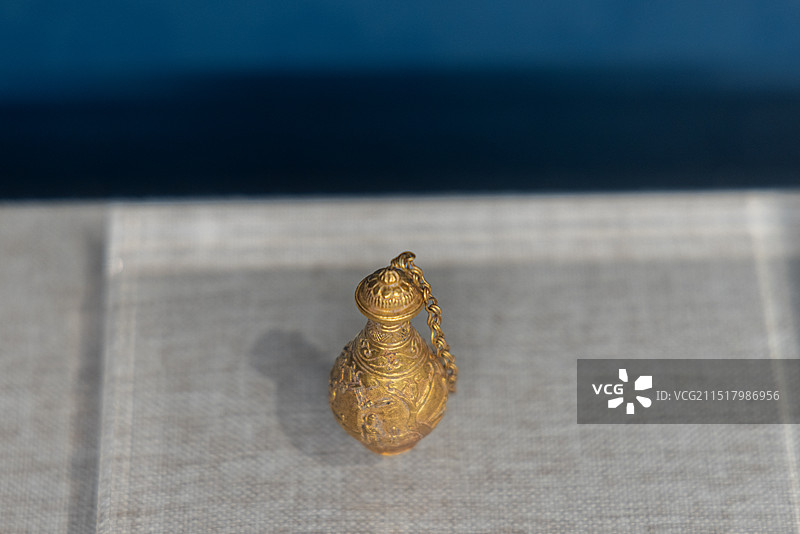 河南博物馆 明 人物故事纹金莲壶 上蔡县出土图片素材