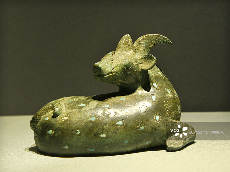 山东博物馆“礼运东方——山东古代文明精粹”特展镶嵌绿松石铜卧牛   战国 平阴县博物馆藏图片素材