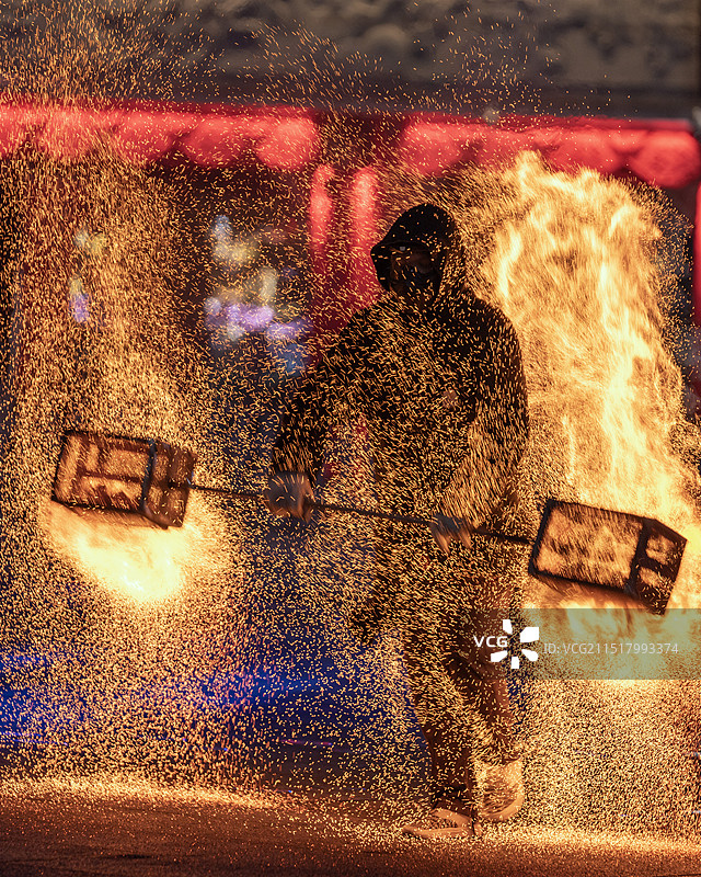 湖北恩施首届非遗项目千年铁花秀（火壶）迎中秋别具特色图片素材