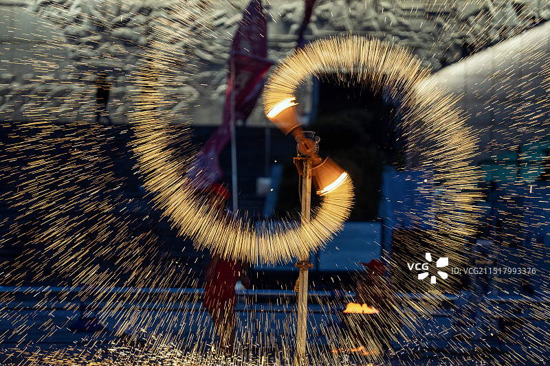 湖北恩施首届非遗项目千年铁花秀（火壶）迎中秋别具特色图片素材