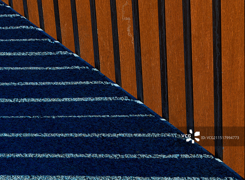 平面还是立体：桥边的几何光影特写镜头图片素材