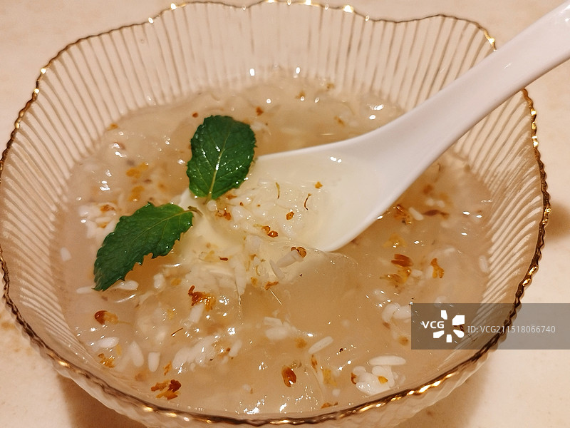 桂花酒酿冰粉：碗里小吃的特写镜头图片素材