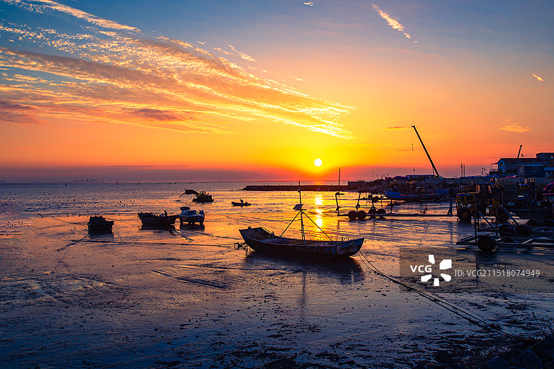 威海乳山银滩和尚洞码头日出图片素材