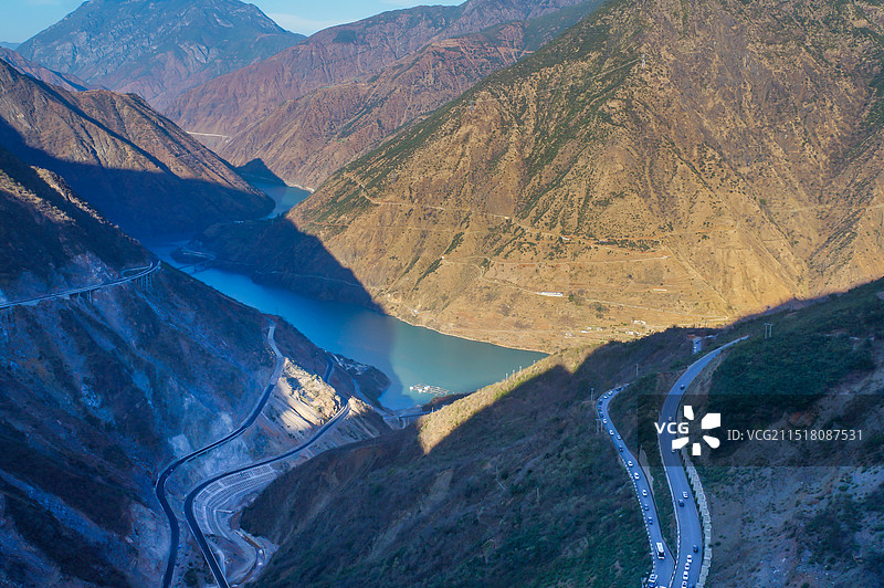 中国云南省丽江市泸沽湖金沙江盘山公路风光图片素材