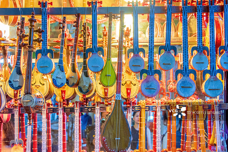 中国新疆乌鲁木齐大巴扎售卖的热瓦普图片素材