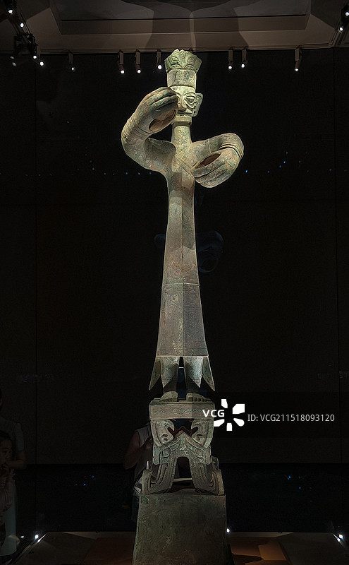 青铜大立人像图片素材