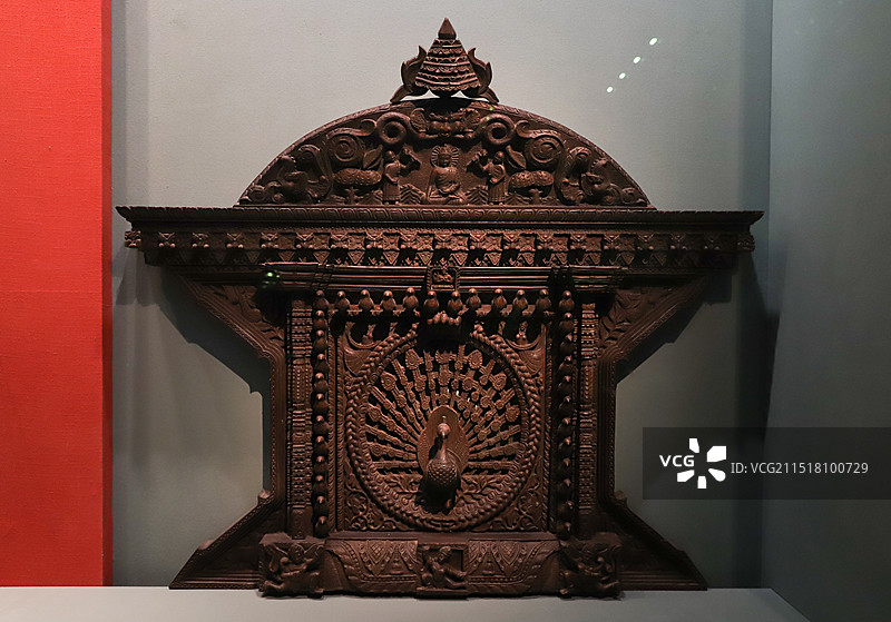 1979年尼泊尔国王比兰德拉·比尔·比克拉姆·沙阿·德瓦赠邓小平同志的木雕孔雀窗（国家礼品管理中心）图片素材