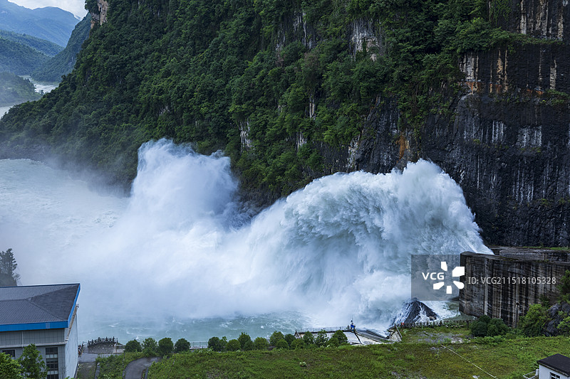 湖北恩施沙地乡清江老渡口电站泄洪图片素材
