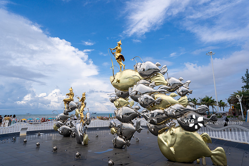 北海银滩鱼游入海雕塑图片素材