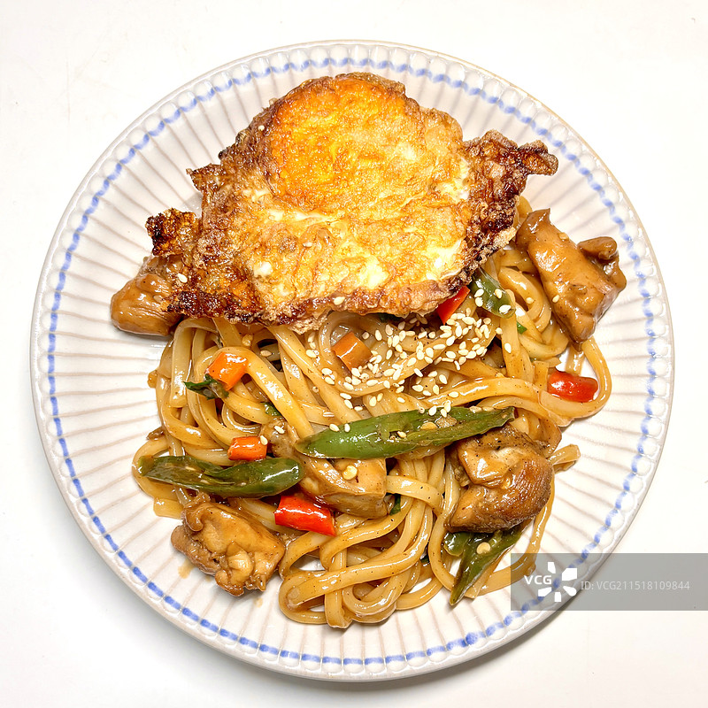 煎蛋焖面图片素材