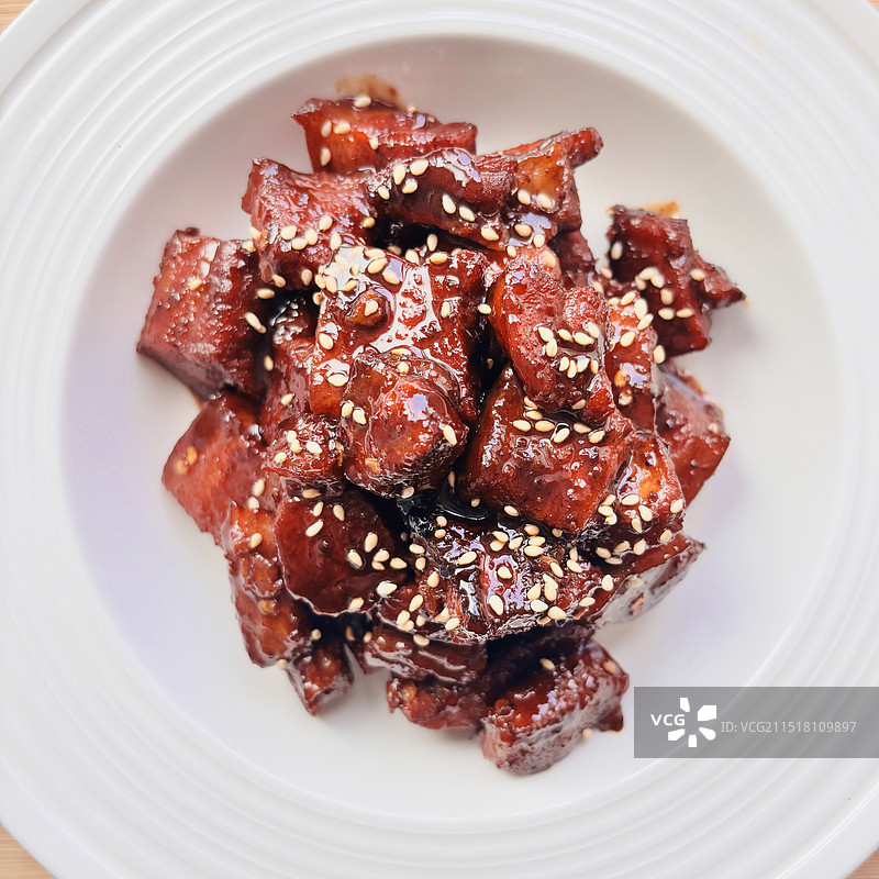 盘子里红烧肉的特写镜头图片素材